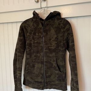 Lululemon Scuba Hoodie - Size 4 - Camo